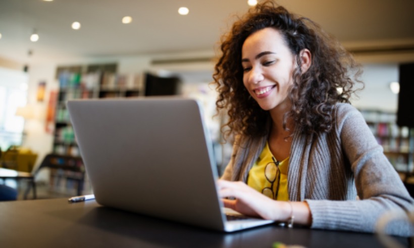 Frau lächelt am Laptop