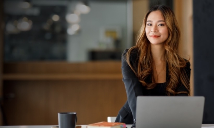 Femme à l'ordinateur