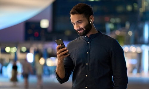 Ein Mann schaut auf sein Telefon.