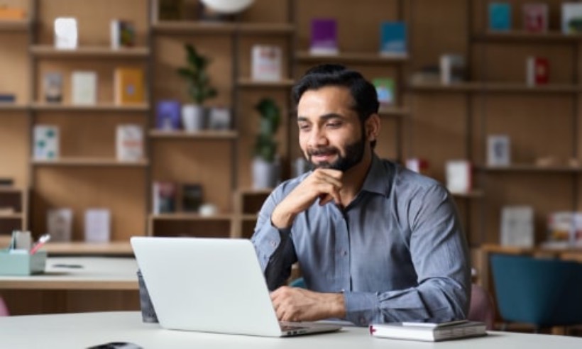 Homme réfléchissant sur son ordinateur portable