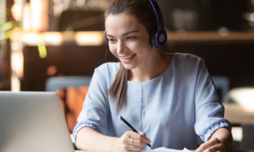 femme prenant des notes