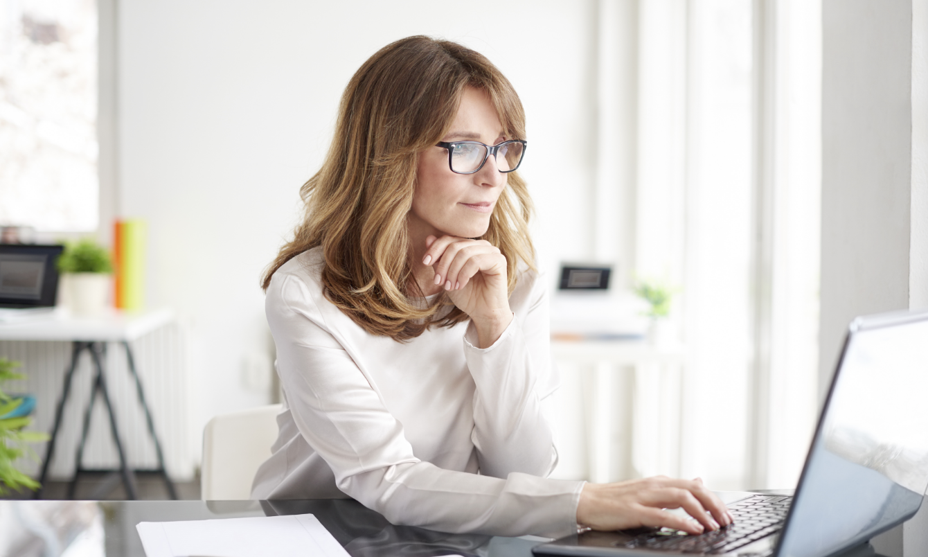 Frau schaut auf Laptop