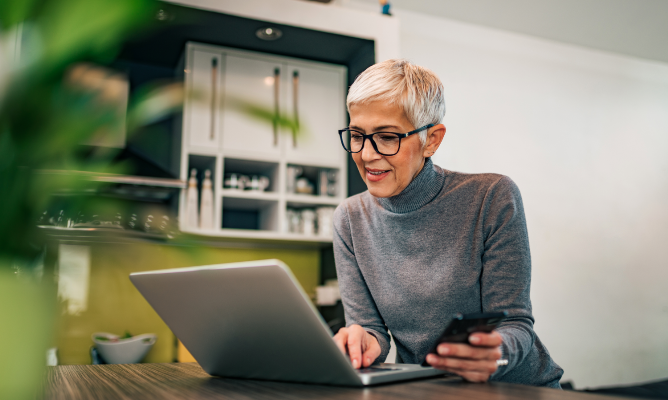 Frau schaut auf Laptop