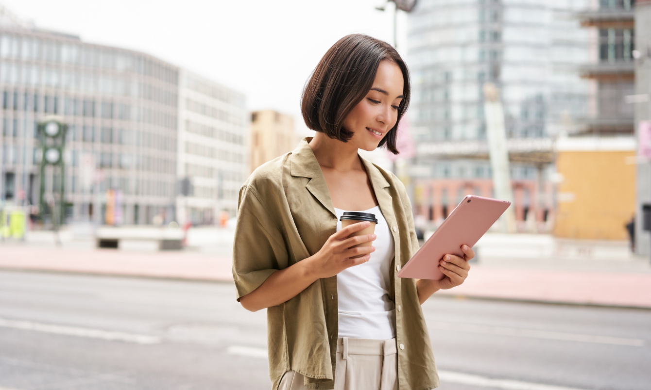 Frau schaut auf Tablet