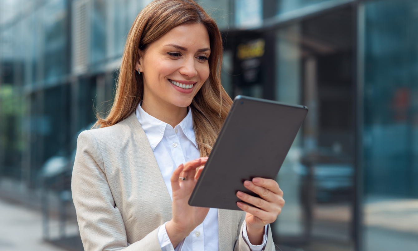 Mujer sonriendo a la tableta