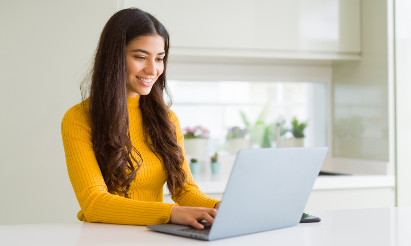 Frau tippt auf Laptop