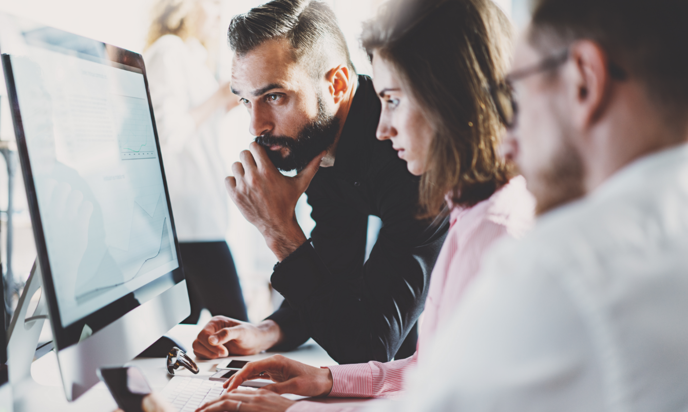 Groupe de personnes autour du bureau