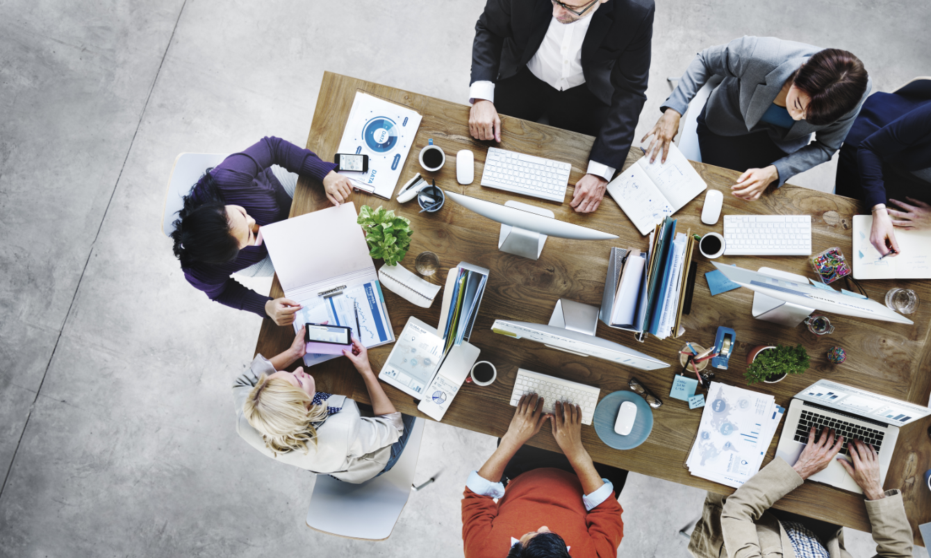 Groupe de personnes travaillant autour d'une table.