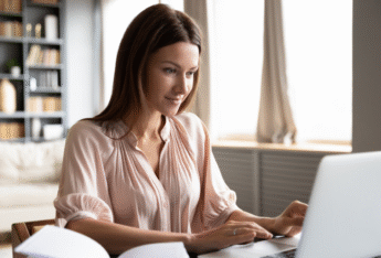 Frau tippt auf Laptop
