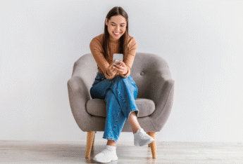 Frau auf Smartphone.